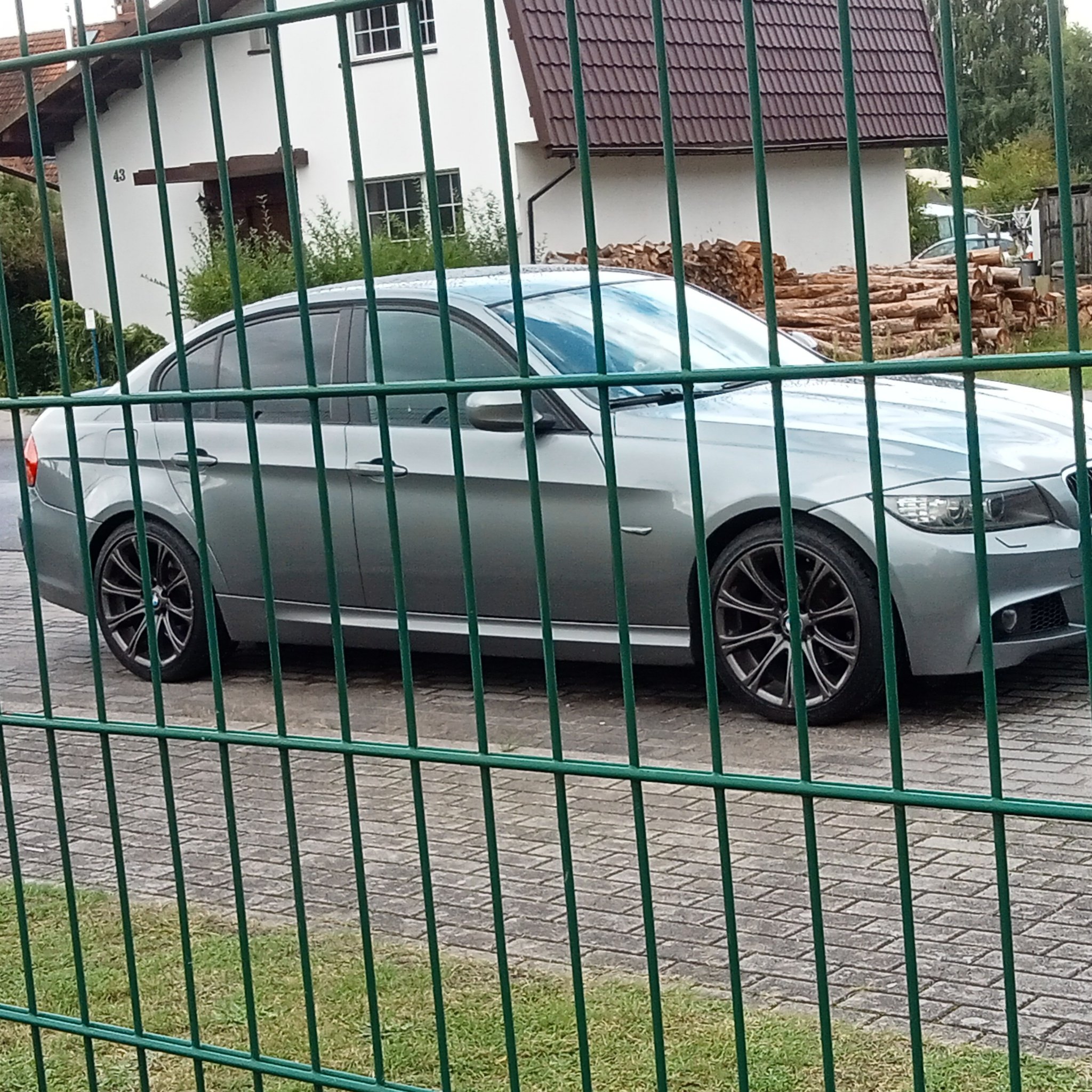 2005 BMW 3 Series (E90)