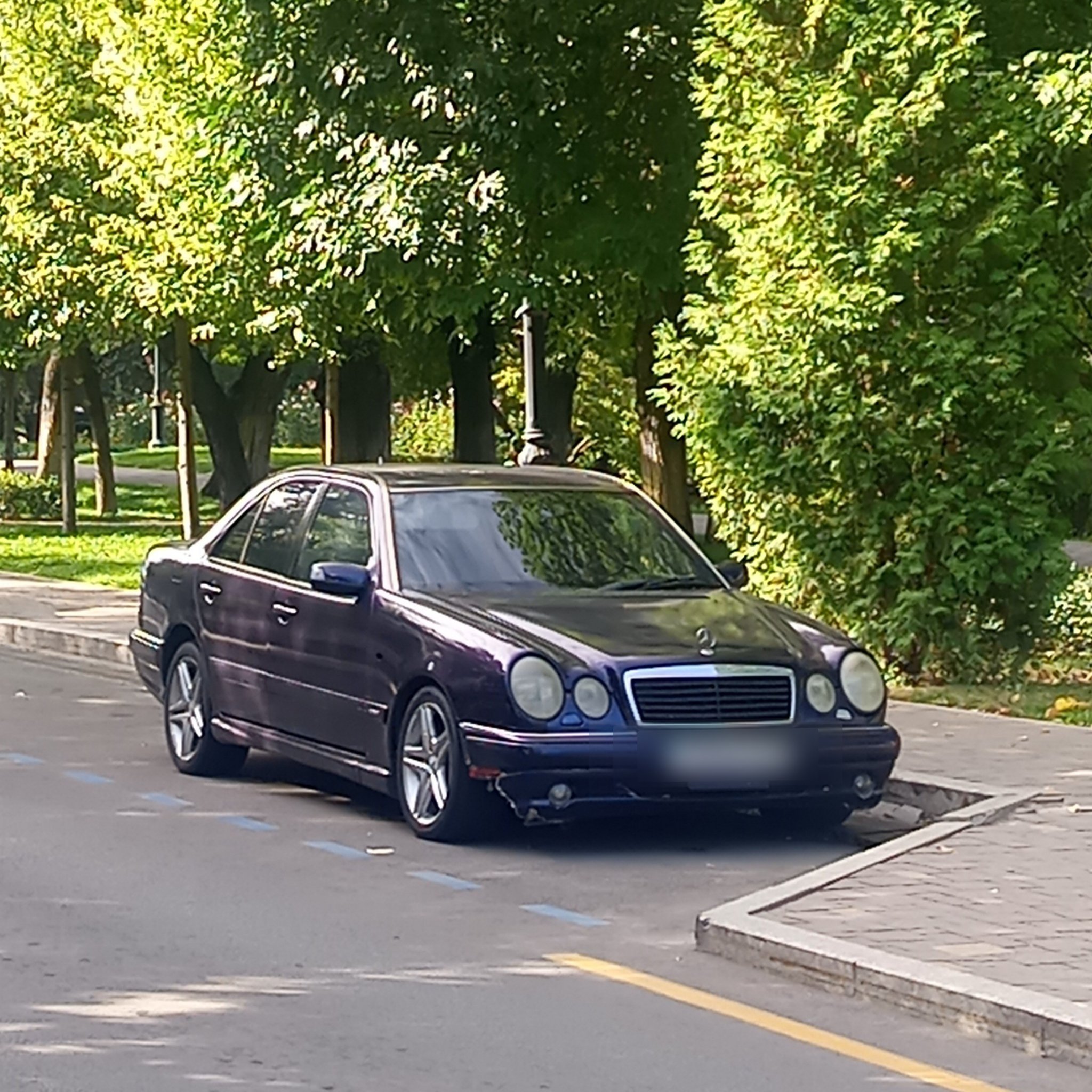 1995 Mercedes-Benz E-Class (W210)