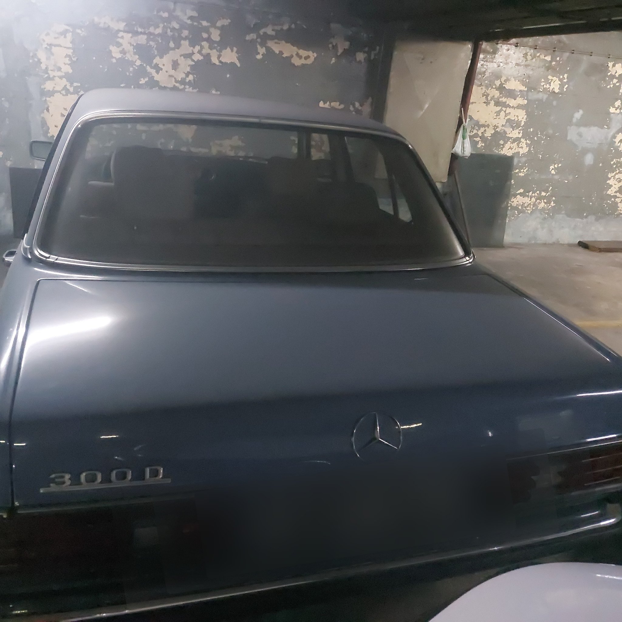 1975 Mercedes-Benz W115 300D