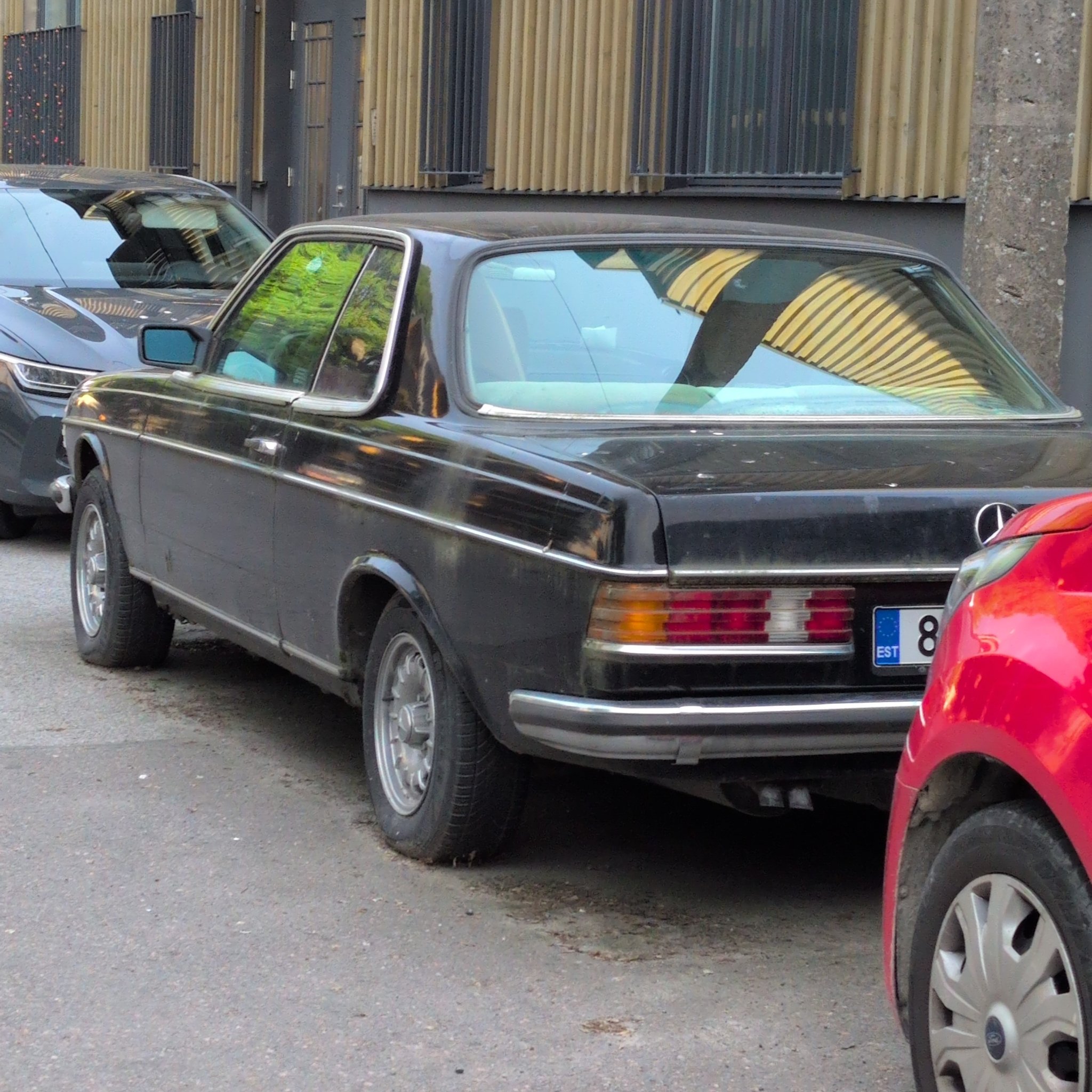 1977 Mercedes-Benz W123 Coupe