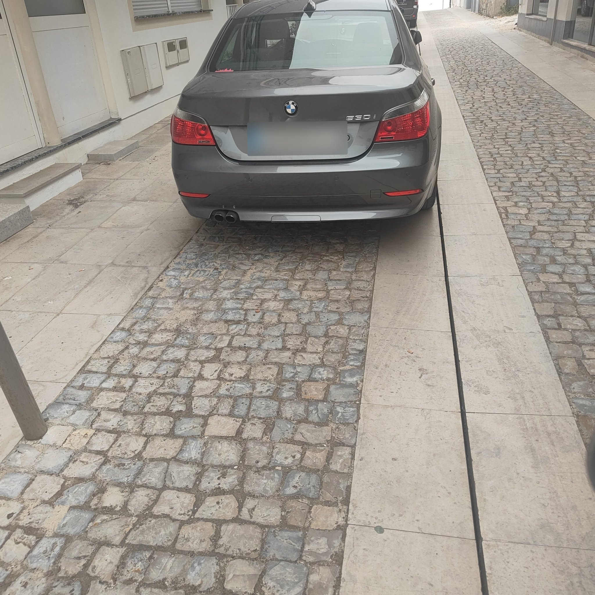 2003 BMW 5 Series (E60) 530i